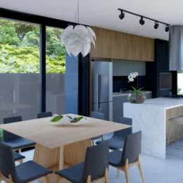Mesa de madeira em um ambiente interno com acesso a uma área externa.