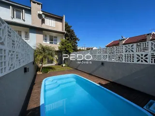 Fachada de uma residência com piscina em Lajeado, Brasil.