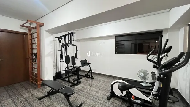 Interior de uma sala com equipamentos de ginástica instalados.
