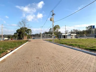 Vista da entrada de uma propriedade em Lajeado, Brasil com acesso pavimentado.