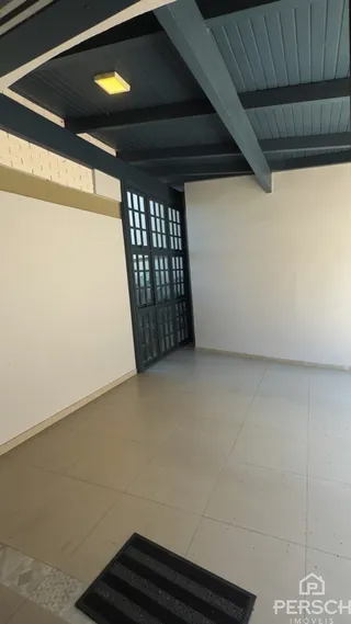 Foto de um espaço interno com piso de cerâmica e portas de grade escuras.