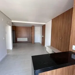 Corredor interno com revestimento de madeira nas paredes.