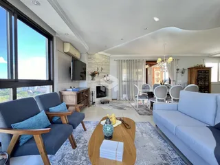 Sala de estar com grande janela e lareira em um imóvel em Lajeado.