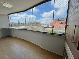 Sala de estar com grande janela de vista para o exterior em Lajeado.