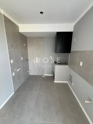 Hall de entrada com paredes cinzas e piso claro.