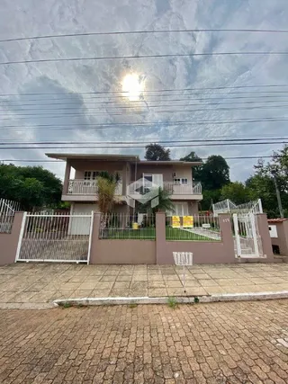 Fachada de uma casa residencial em Lajeado, Brasil, com varanda.