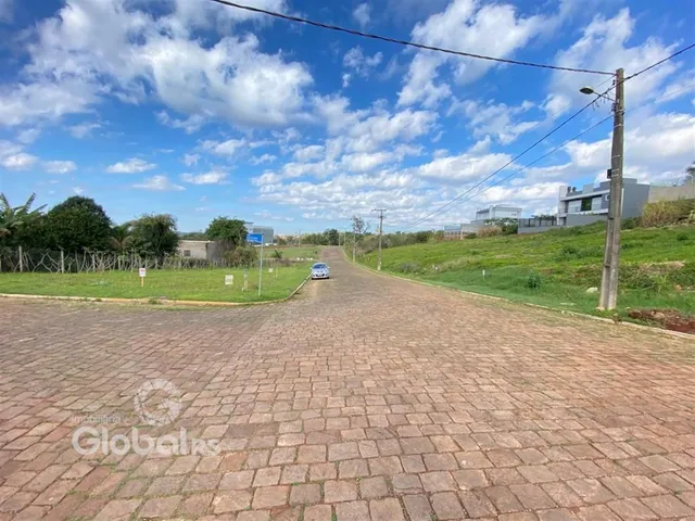 Vista da rua pavimentada em Lajeado, Brasil, com área verde ao redor.