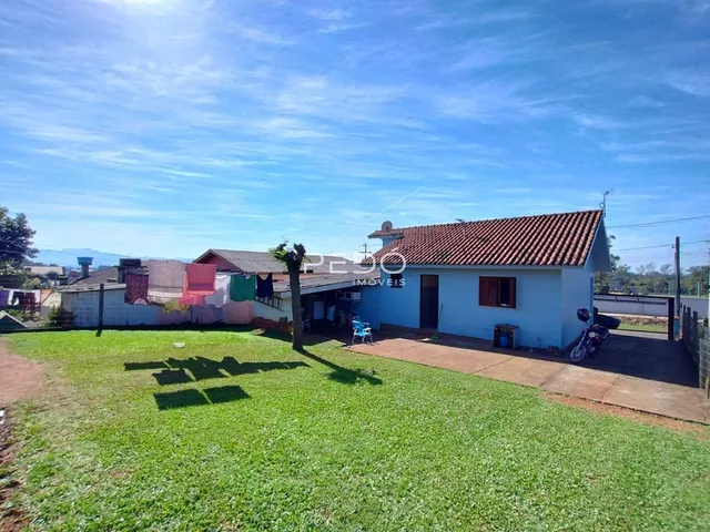 A fachada de uma casa em Lajeado, Brasil, com jardim gramado na frente.