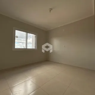 Vista interna de uma sala com piso de cerâmica e janela.