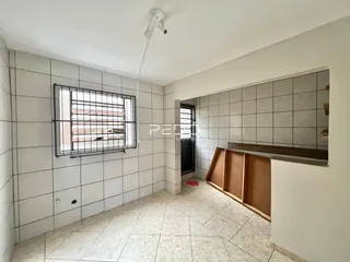 Interior de uma sala com piso e paredes de cerâmica.