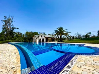 Piscina externa com deck de pedra em Lajeado.