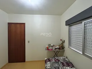 Quarto com porta de madeira e janela em ambiente interno.