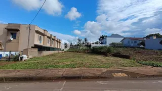 Vista da fachada de uma residência em Lajeado, Brasil, com área gramada à frente.