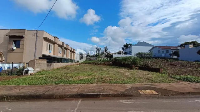 Vista da fachada de uma residência em Lajeado, Brasil, com área gramada à frente.