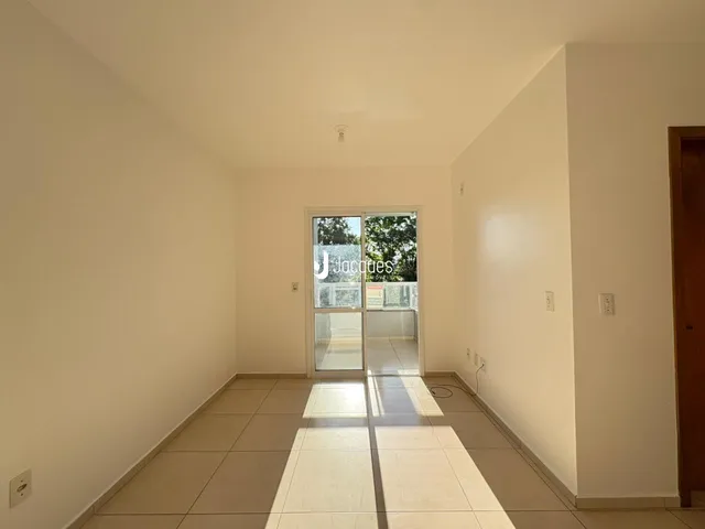 Hall de entrada com piso de cerâmica e paredes claras.