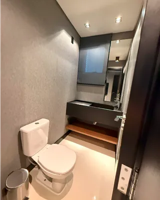 Foto interna de um banheiro com vaso sanitário e pia.