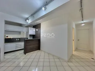Foto de uma cozinha moderna com armários brancos e piso de cerâmica.