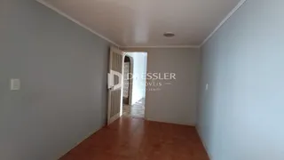 Hall de entrada com piso de cerâmica e paredes cinzas na residência.