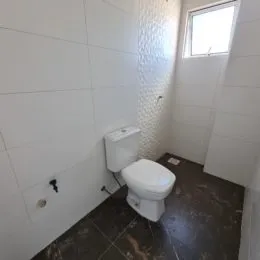 Foto de um banheiro com vaso sanitário branco.