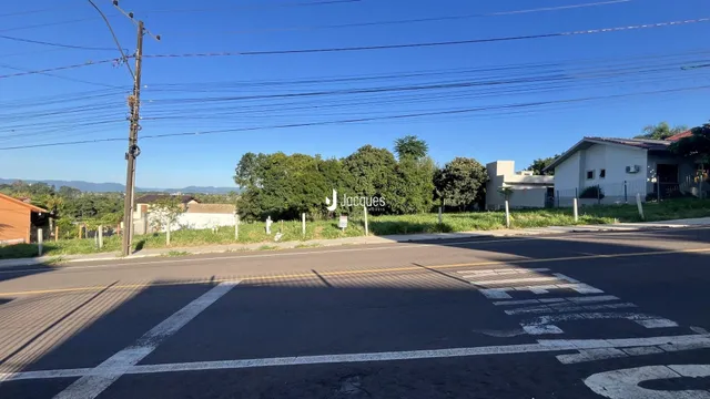 Fachada de uma residência ao lado de uma rua em Lajeado.