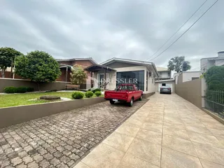 Fachada de uma residência em Lajeado, Brasil, com jardim e entrada pavimentada.