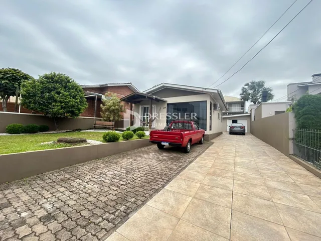 Fachada de uma residência em Lajeado, Brasil, com jardim e entrada pavimentada.