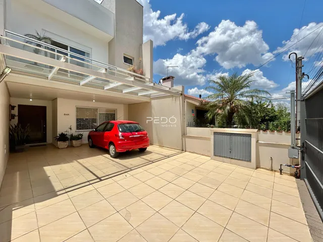 Fachada de uma residência em Lajeado, Brasil, com área externa pavimentada e varanda.