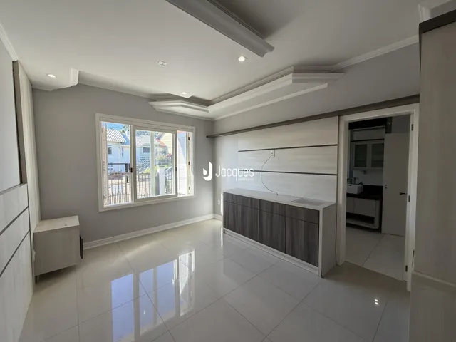 Sala de estar com piso de cerâmica e paredes cinzas claras.