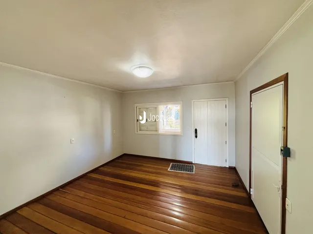 Vista interna de um ambiente com piso de madeira no Brasil.