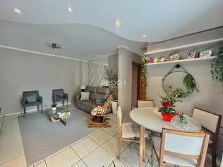 Sala de estar e jantar com decoração moderna em um apartamento.
