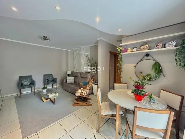 Sala de estar e jantar com decoração moderna em um apartamento.