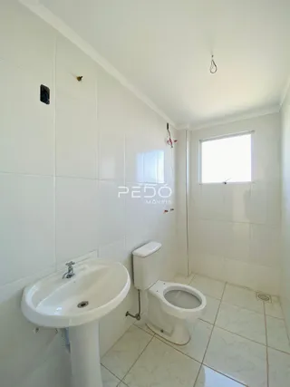 Foto de um banheiro interno com revestimento branco.