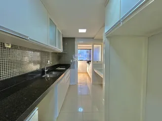 Vista da cozinha e corredor de uma residência em Lajeado.