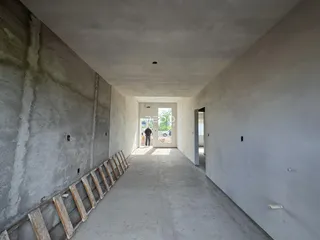 Corredor interno de uma residência em fase de construção.