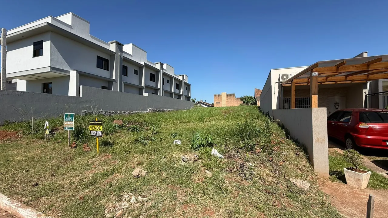 Fachada de um prédio residencial moderno em Lajeado, Brasil, com terreno gramado em primeiro plano.