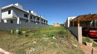Fachada de um prédio residencial moderno em Lajeado, Brasil, com terreno gramado em primeiro plano.