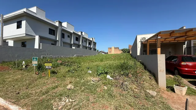 Fachada de um prédio residencial moderno em Lajeado, Brasil, com terreno gramado em primeiro plano.