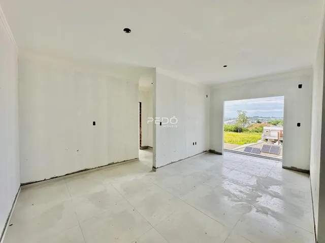 Vista interna de um cômodo com paredes brancas e piso claro.