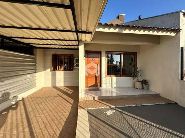 A fachada de uma casa em Lajeado, Brasil, com um pátio coberto.