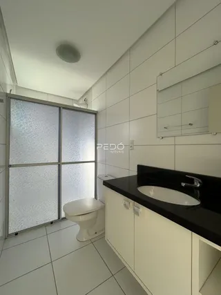 Foto de um banheiro moderno com piso de cerâmica e revestimento de parede branco.