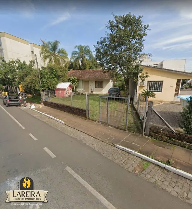 Vista da fachada de uma propriedade em Lajeado, Brasil, com cerca e vegetação.