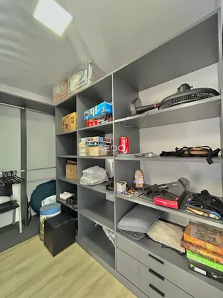 Foto de um ambiente interno com estantes cinzas.