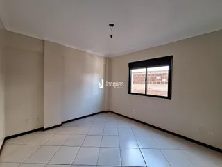 Hall de entrada com piso de cerâmica e janela.