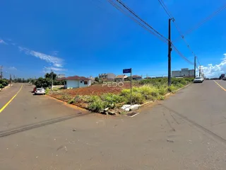 Vista externa de uma propriedade em Lajeado, Brasil, com uma estrada e vegetação ao redor.