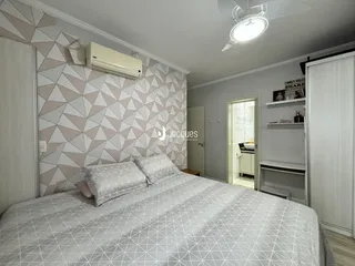 Quarto com parede decorada e cama.