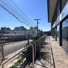 Vista externa de uma rua com grade metálica em Lajeado, Brasil.