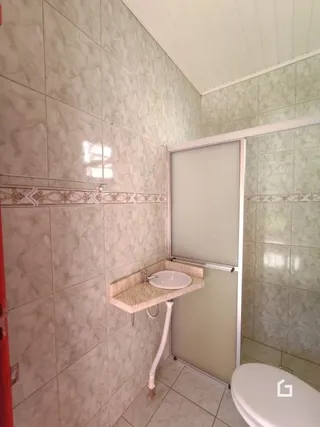 Parede interna com revestimento cerâmico e porta em um ambiente residencial.