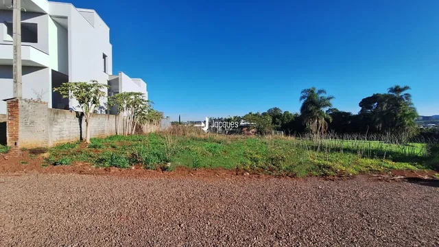 Fachada de um imóvel em Lajeado, Brasil, com área de terreno ao redor.