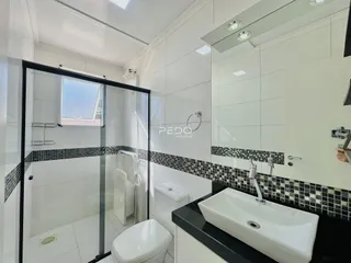 Foto de um banheiro moderno com revestimento de azulejos pretos e brancos.