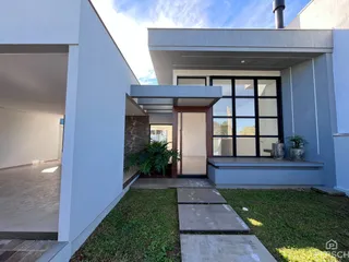 Fachada moderna de uma residência em Lajeado, Brasil, com jardim frontal.